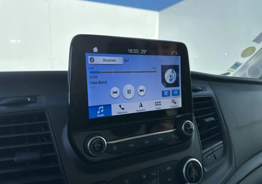 Écran tactile central du Ford Transit Fourgon blanc 2020 affichant système audio et navigation