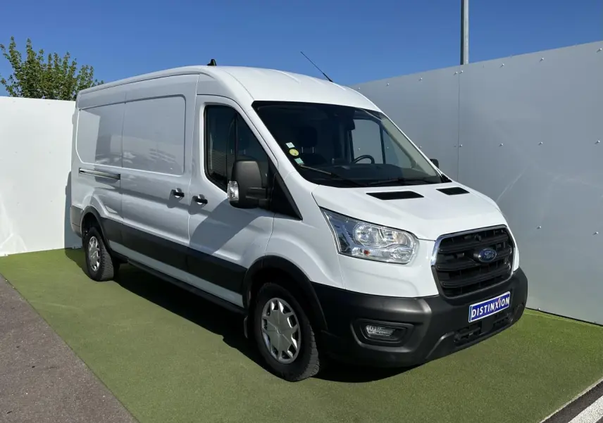 Fourgon Ford Transit blanc en 3/4 avant droit avec calandre noire et pare-chocs avant noir mat.