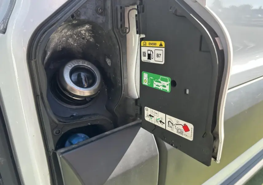 Vue rapprochée de la trappe à carburant diesel ouverte côté gauche du Ford Transit Fourgon blanc 2020.