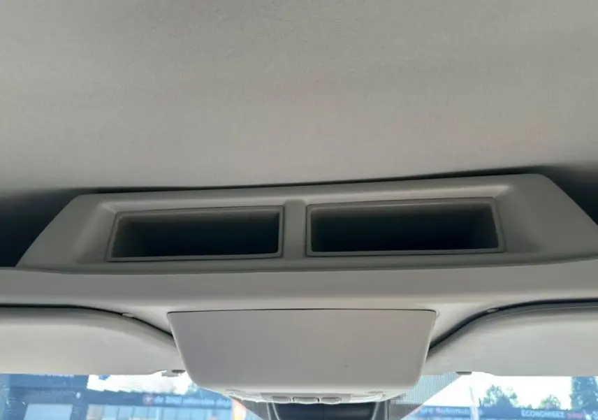Vue intérieure du plafond cabine du Ford Transit Fourgon blanc, avec bouches d'aération et rangement intégré.