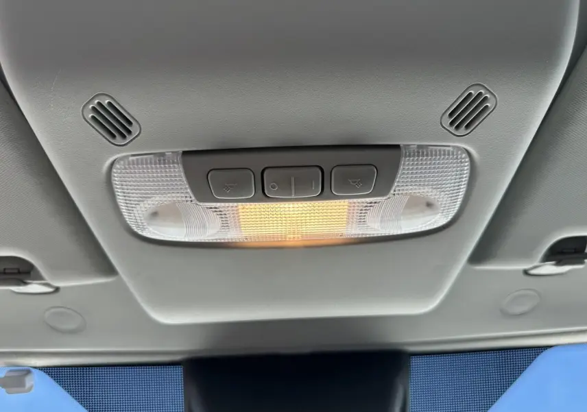 Plafonnier intérieur allumé avec commandes d’éclairage sur le toit du Ford Transit Fourgon blanc, vue vers l’avant