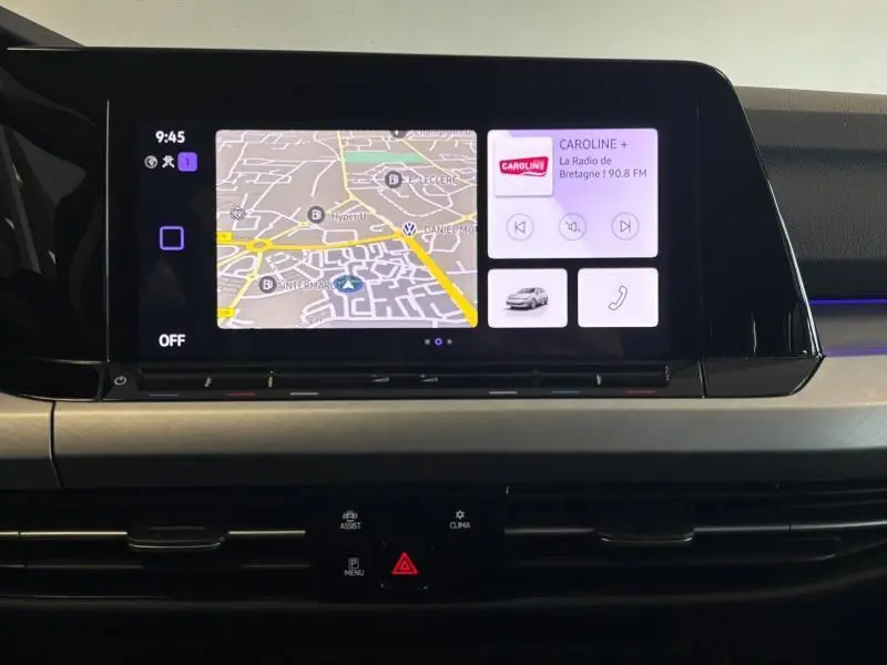 Écran tactile central de la Volkswagen Golf 2024 affichant GPS et radio dans un intérieur moderne noir et gris.