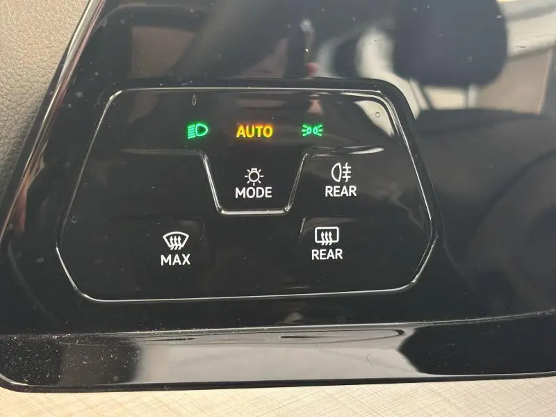 Panneau de commande noir brillant des feux et dégivrage dans l'habitacle d'une Volkswagen Golf 2024 gris Dauphin