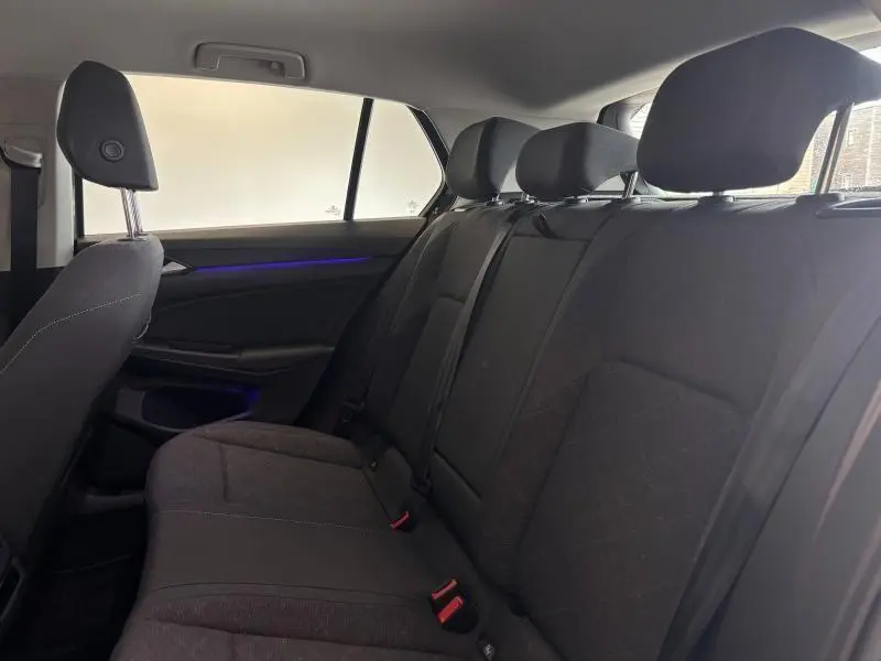 Vue intérieure latérale gauche de la banquette arrière en tissu noir Maze de la Volkswagen Golf 2024 finition Life Business.