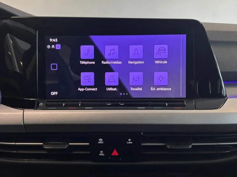Écran tactile central affichant les options multimédias et navigation dans l'habitacle d'une Volkswagen Golf 2024.