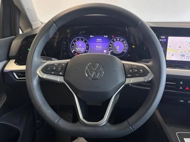 Vue rapprochée du volant cuir multifonction et du tableau de bord numérique de la Volkswagen Golf 2024.