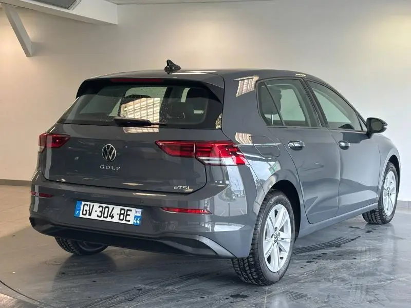 Volkswagen Golf 1.0 eTSI gris dauphin métallisé vue 3/4 arrière droit en intérieur lumineux