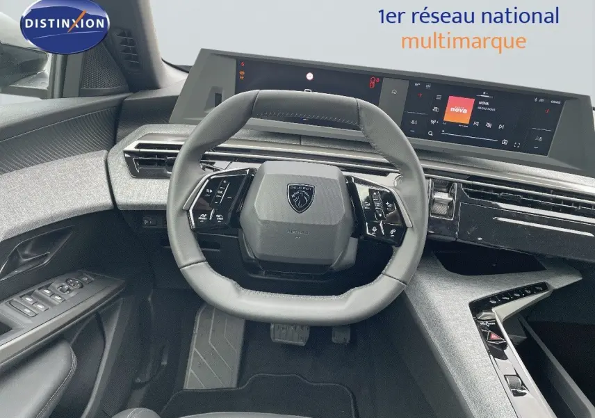 Intérieur du Peugeot 3008 Hybrid 2025 vu de face, volant compact et tableau de bord numérique moderne.