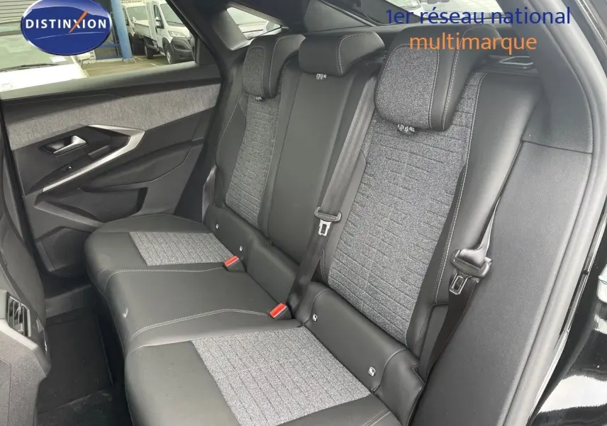 Vue intérieure côté gauche des sièges arrière en cuir noir et tissu gris du Peugeot 3008 Hybrid 2025 noir perle métal.