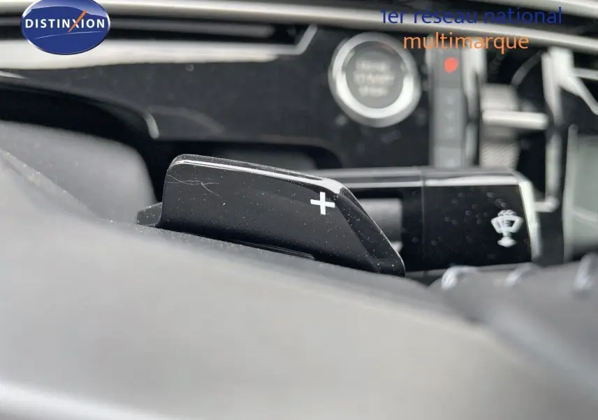 Gros plan sur la palette de changement de vitesse + côté gauche du Peugeot 3008 noir perle métal, avec bouton start visible en arrière-plan.