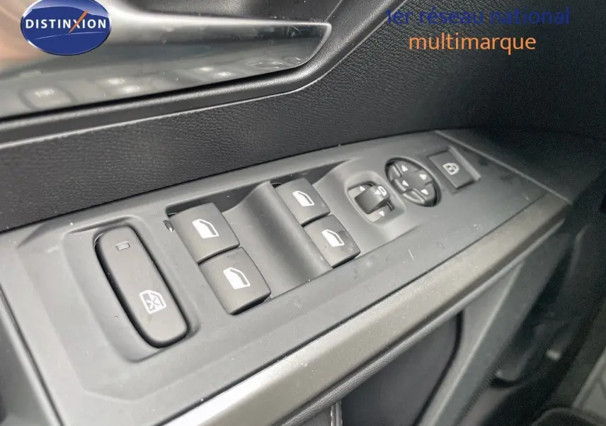 Gros plan sur les commandes des vitres côté conducteur du Peugeot 3008 noir perle métal, version hybride 2025.