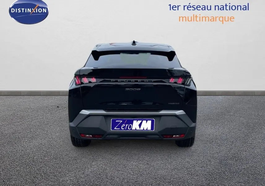 Vue arrière d'un Peugeot 3008 HYBRID noir perle métal avec feux LED distinctifs et plaque Zero KM.