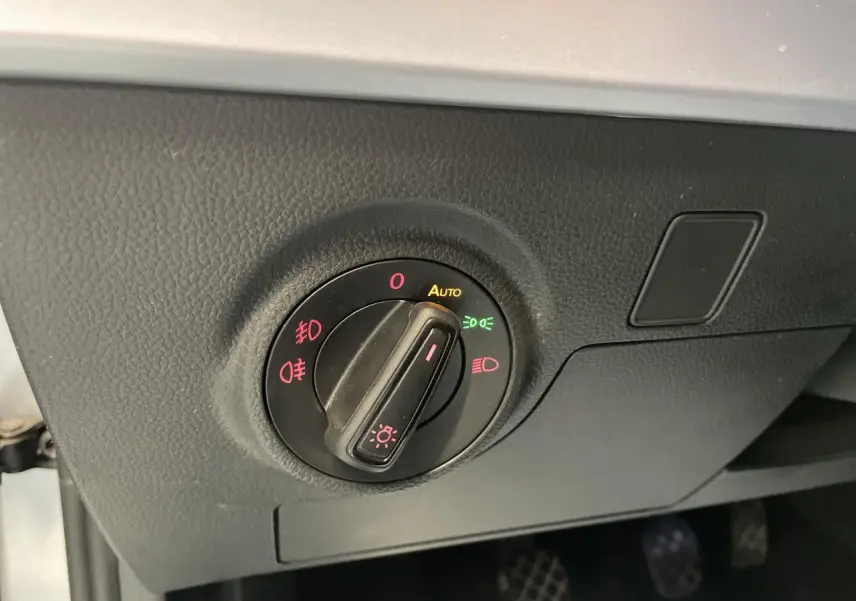 Sélecteur d'éclairage avec options auto et feux antibrouillard sur tableau de bord noir d'une SEAT Arona GRS 2024