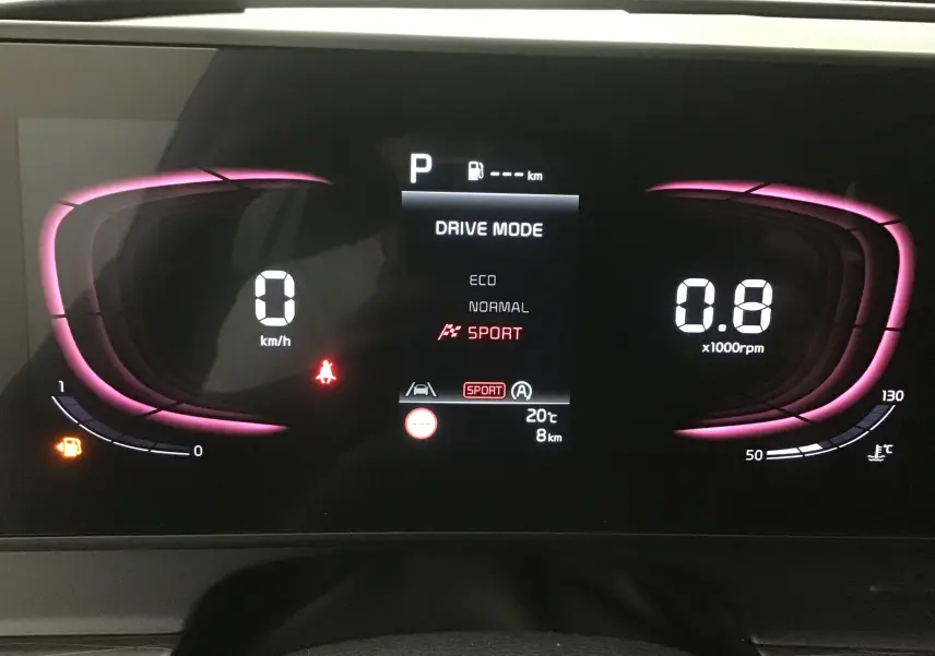 Tableau de bord digital du KIA SPORTAGE 2025 en mode sport, affichant vitesse, régime et température moteur.