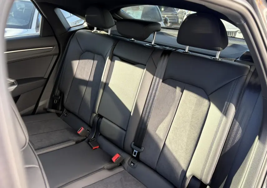 Banquette arrière en cuir et tissu gris foncé de l'Audi Q3 Sportback 2025, vue intérieure côté droit.