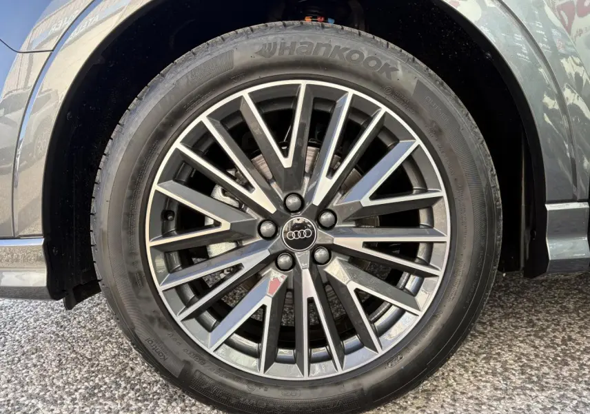 Gros plan sur la jante aluminium 20 branches en V gris contrasté du côté gauche d'un Audi Q3 Sportback gris Daytona.