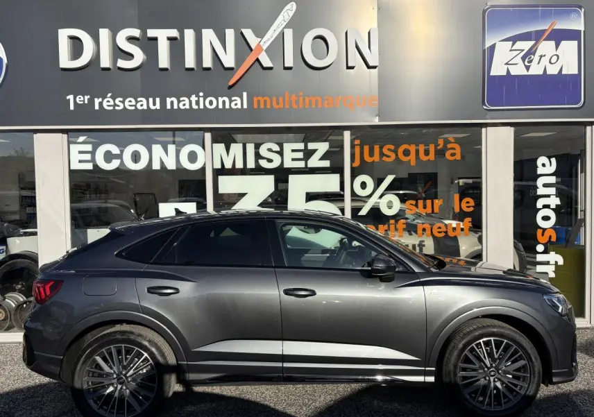Profil côté gauche d'un Audi Q3 Sportback gris Daytona 2025 avec jantes 20 branches et vitres surteintées.
