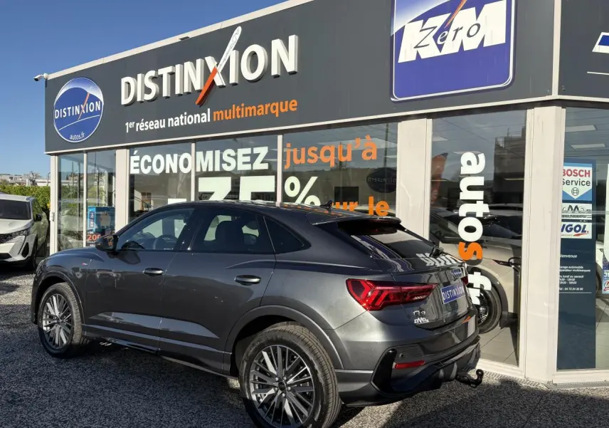 Audi Q3 Sportback gris Daytona vue 3/4 arrière droit avec jantes 20 branches et crochet d'attelage visible