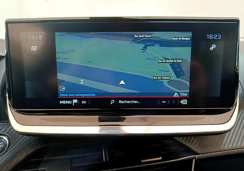 Écran tactile 10 pouces du système de navigation du Peugeot 2008 gris clair, vue frontale du tableau de bord.