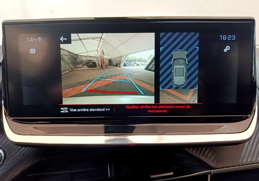 Écran tactile du tableau de bord du Peugeot 2008 gris clair montrant la caméra de recul et l'aide au stationnement arrière.