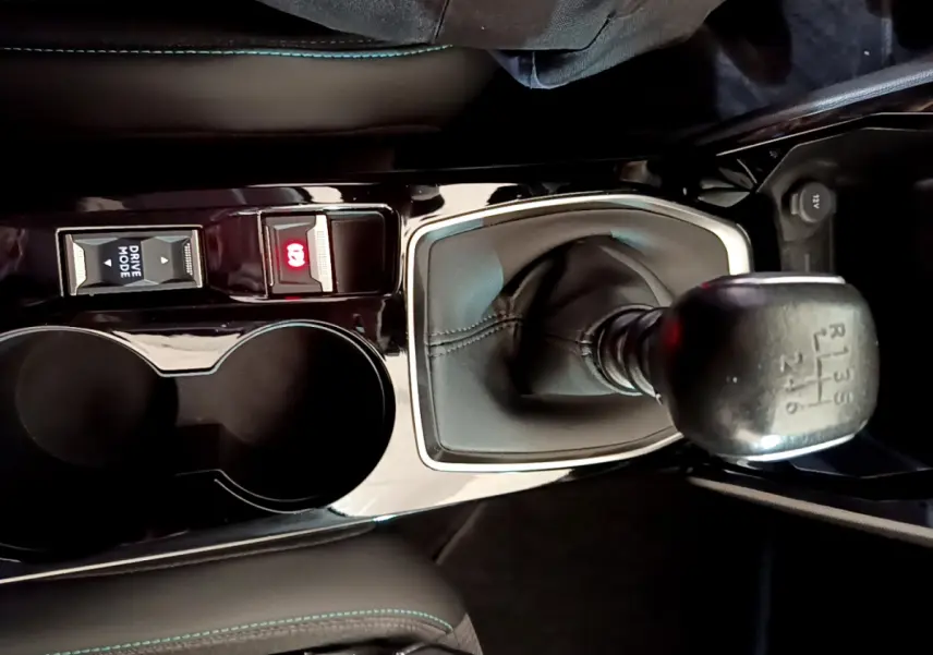 Gros plan sur la console centrale noire du Peugeot 2008 avec levier de vitesse manuelle et bouton Drive Mode.