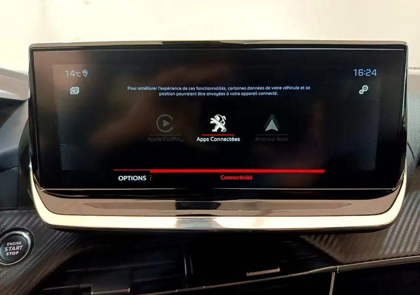 Écran tactile central affichant les applications connectées dans l'habitacle du Peugeot 2008 gris clair, version Allure Business.