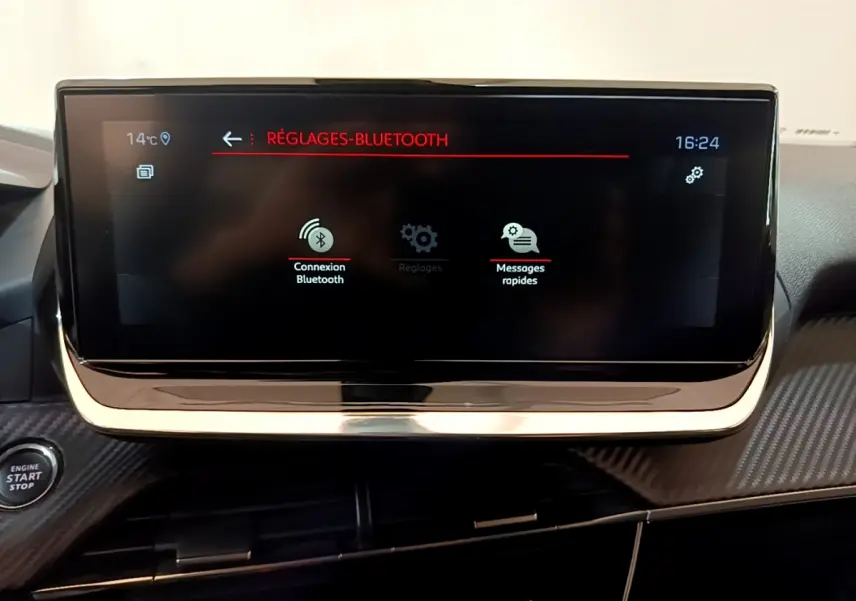Écran tactile central affichant les réglages Bluetooth dans l'habitacle du Peugeot 2008 gris clair, vue rapprochée.