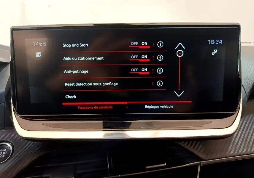 Écran tactile central du tableau de bord du Peugeot 2008 gris clair affichant les réglages d’aide à la conduite.