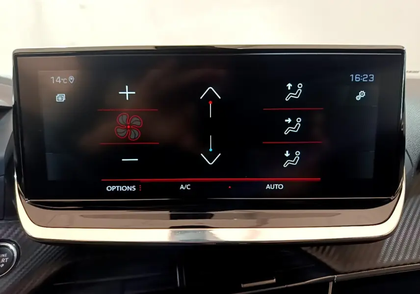 Écran tactile central du tableau de bord du Peugeot 2008 gris clair affichant les commandes de climatisation automatique.