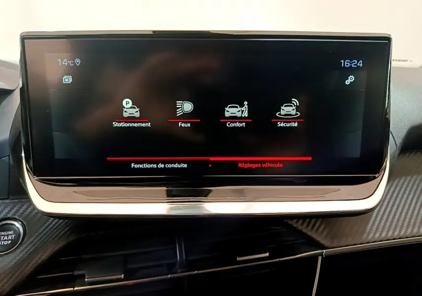 Écran tactile central du tableau de bord du Peugeot 2008 gris clair, affichant les réglages véhicule en mode confort et sécurité.
