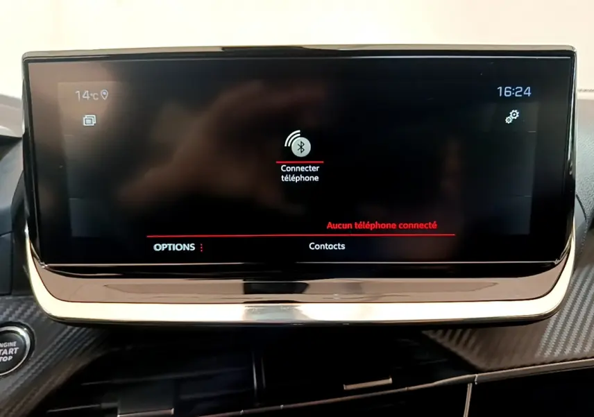 Écran tactile central allumé affichant la connexion Bluetooth dans l'habitacle d'une Peugeot 2008 gris clair.