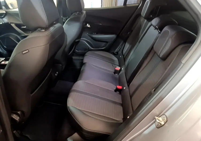 Vue intérieure côté droit sur la banquette arrière noire et grise du Peugeot 2008 gris clair 2021.