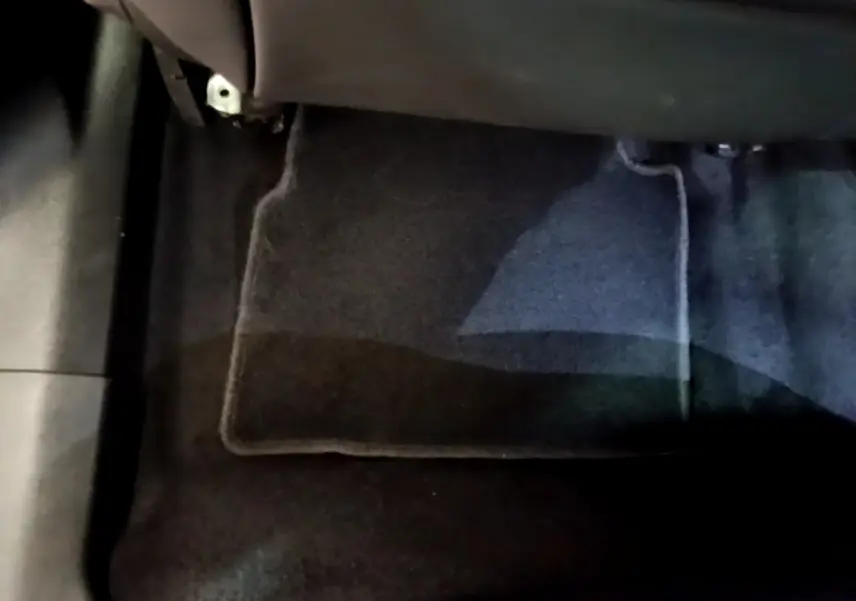 Gros plan sur le tapis de sol noir côté passager arrière du Peugeot 2008 gris clair de 2021