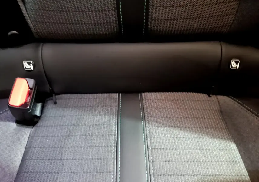 Gros plan sur la banquette arrière grise du Peugeot 2008 2021 avec ceintures et fixations Isofix visibles