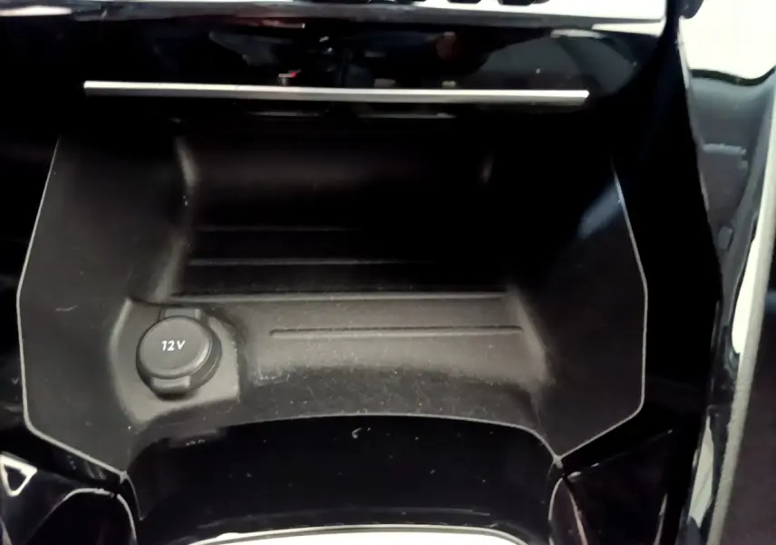 Prise 12V dans le rangement central avant du Peugeot 2008 gris clair PureTech 130 S&S Allure Business 2021.