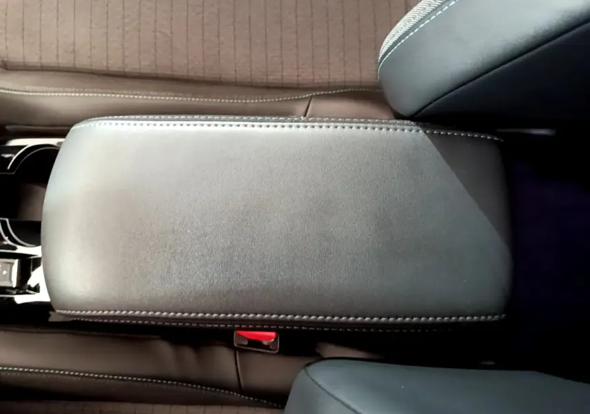 Vue rapprochée de l'accoudoir central en cuir noir dans l'habitacle d'une Peugeot 2008 gris clair de 2021