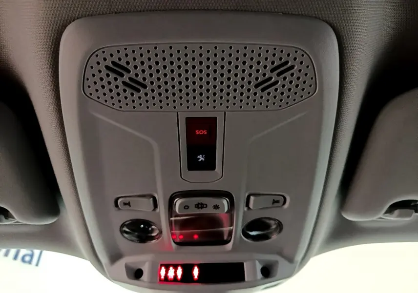 Vue en contre-plongée du plafonnier gris clair avec bouton SOS et éclairage intérieur de la Peugeot 2008 PureTech 130 2021.