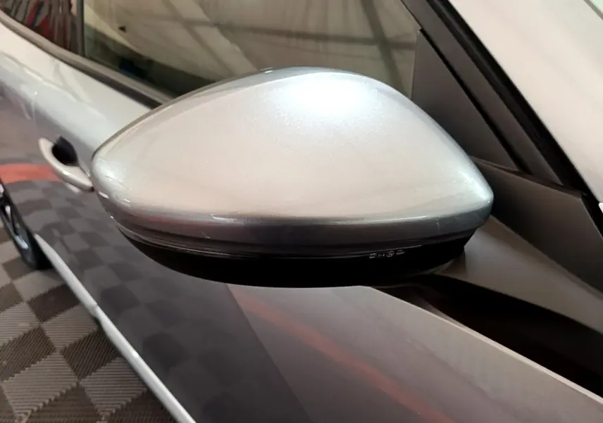 Rétroviseur droit gris clair du Peugeot 2008 PureTech 130 S&S Allure Business 2021, vue rapprochée sur la portière.