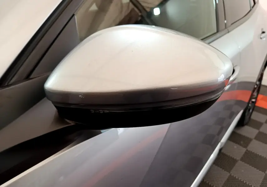 Rétroviseur côté droit gris clair du Peugeot 2008 PureTech 130 S&S Allure Business, vue rapprochée en extérieur.