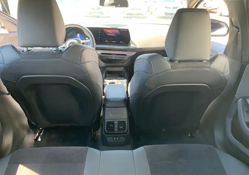 Vue arrière de l'intérieur de la BMW Série 1 118D M Sport 2025 avec sièges sport en Alcantara noir et console centrale.