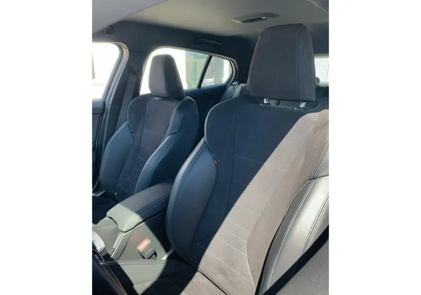 Gros plan sur les sièges avant sport en Alcantara noir avec surpiqûres bleues de la BMW Série 1 F70 M Sport.