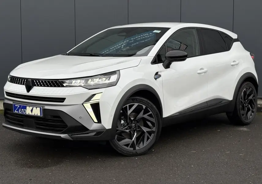 Renault Captur blanc nacré en 3/4 avant droit, avec jantes noires et détails noirs contrastants.