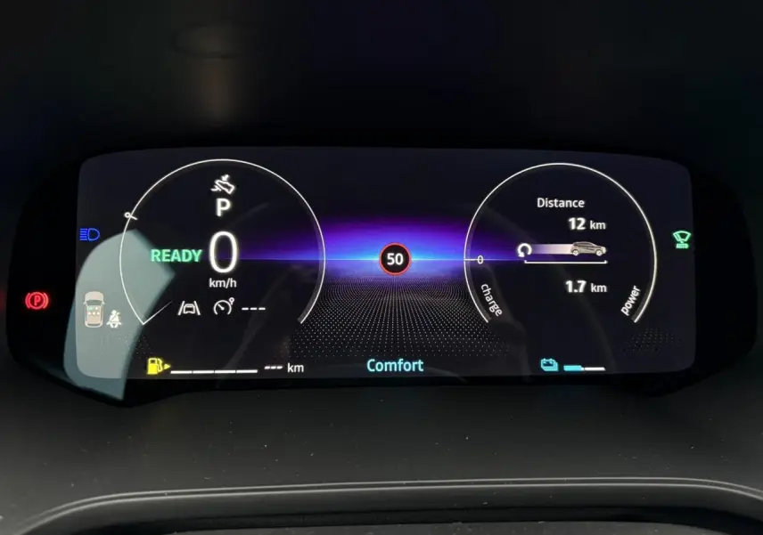 Tableau de bord numérique 10 pouces du Renault Captur blanc nacré, affichage mode Confort et aides à la conduite.