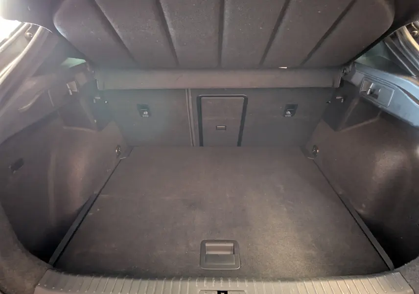 Coffre spacieux de CUPRA Formentor gris magnétique, vue intérieure arrière avec banquette rabattue.