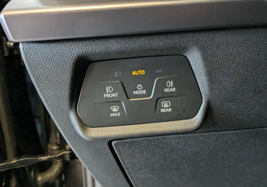 Gros plan sur le panneau de commande des feux et dégivrage du tableau de bord intérieur du CUPRA Formentor gris magnétique 2025.