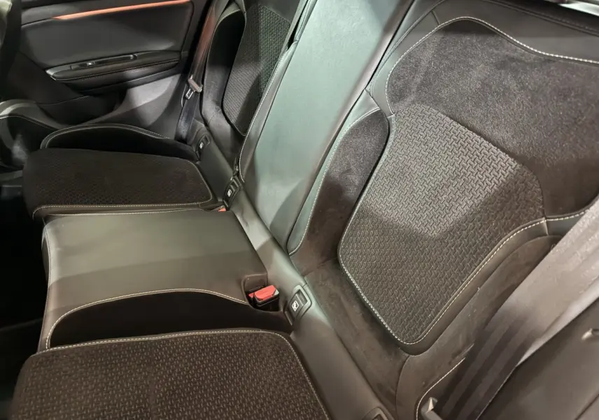Vue rapprochée de la banquette arrière en cuir et tissu noir de la Renault Mégane Intens 2019, côté droit.