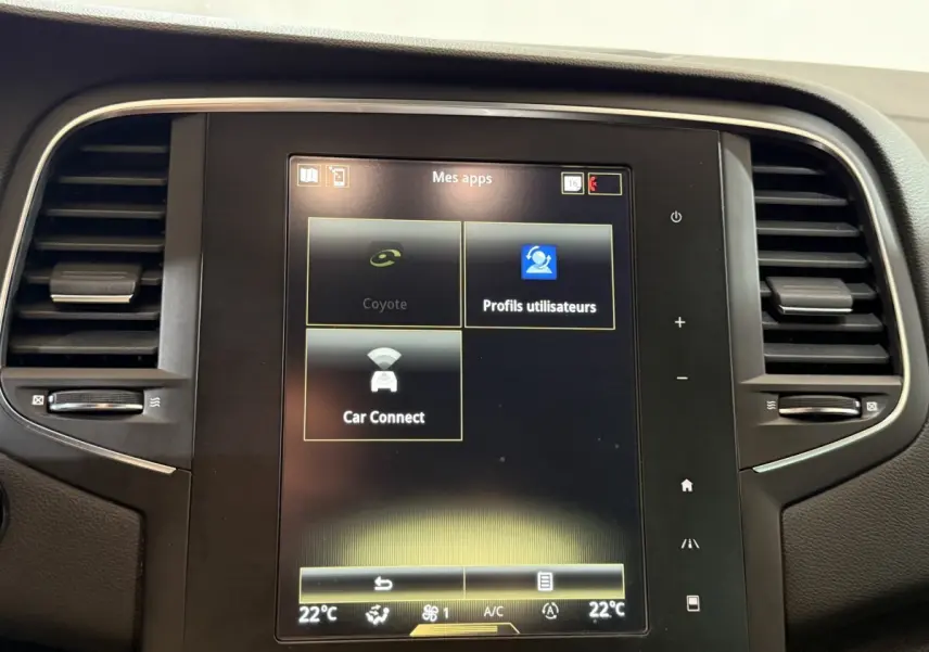 Écran tactile central de la Renault Mégane Intens 2019 affichant les applications Coyote, Profils utilisateurs et Car Connect.