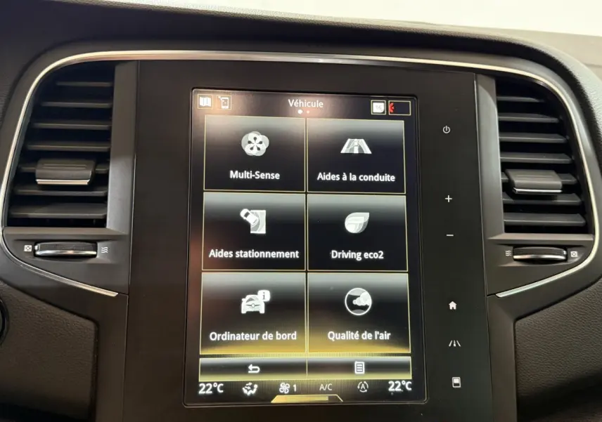 Écran tactile central de la Renault Mégane Intens gris foncé, affichant les options d’aides à la conduite et confort.