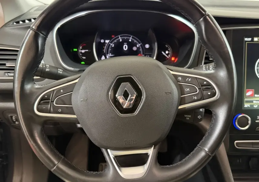 Vue rapprochée du volant cuir noir de la Renault Mégane 2019 avec commandes multifonctions et tableau de bord numérique.