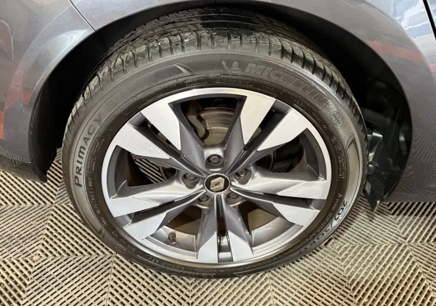 Gros plan sur la roue avant droite gris foncé d'une Renault Mégane Intens avec jante alliage et pneu Michelin Primacy 3.